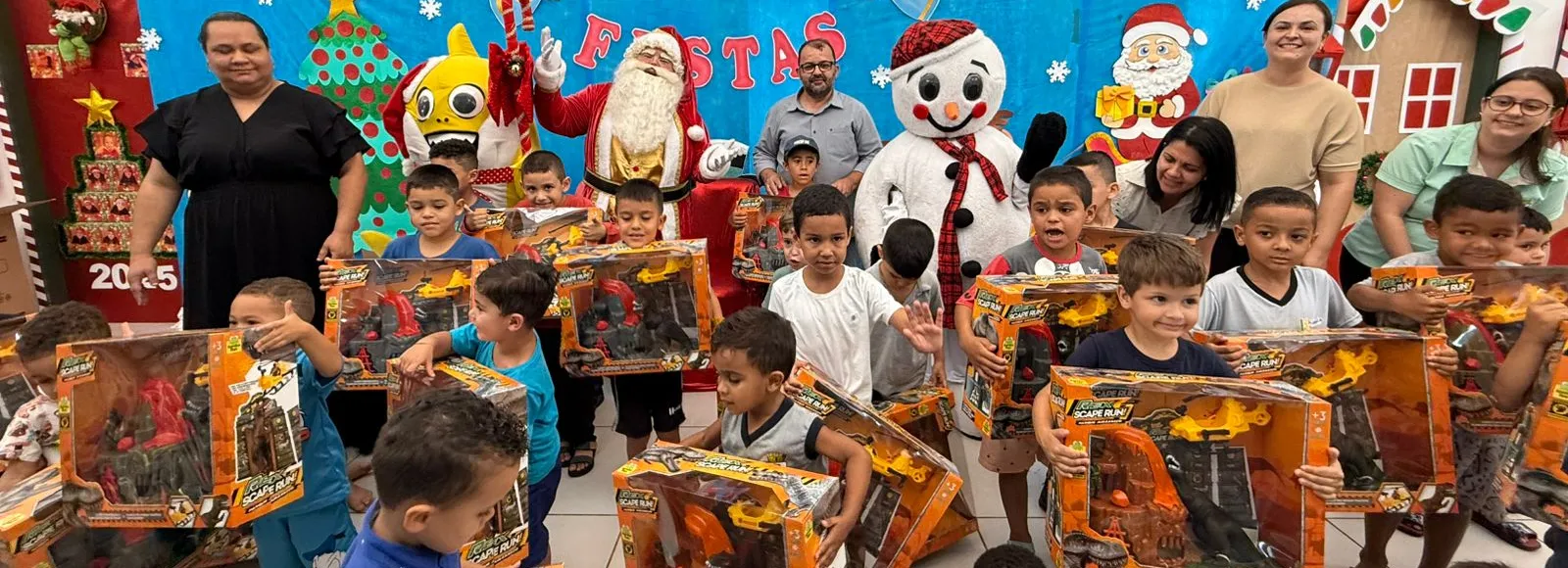 Chegada do Papai Noel: mais de 200 brinquedos são entregues aos alunos 