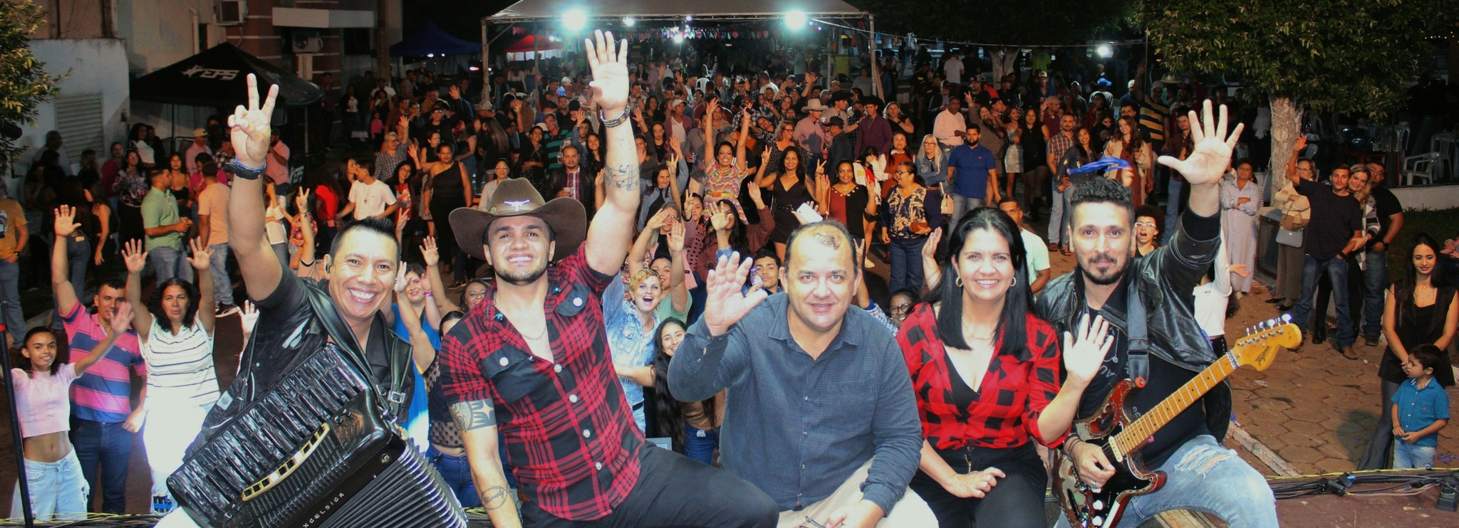 Festa Junina: Comidas típicas, danças e show animaram a noite de sábado em Flora Rica