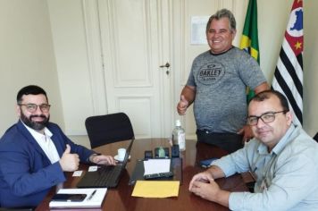 Reforma da Escola, cozinha piloto e veículo para transporte da merenda escolar são solicitados na Secretaria da Educação