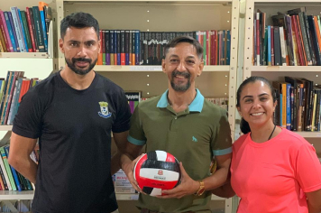 Secretaria Municipal de Esportes entrega kits esportivos para incentivar atividades na Escola Estadual