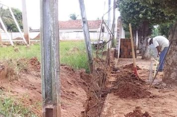 Secretaria de Obras inicia reconstrução em muro da Escola Municipal