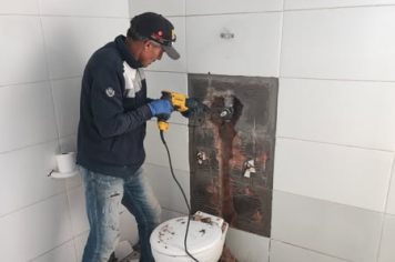 Prefeitura inicia reforma dos banheiros da Escola Estadual com recursos próprios