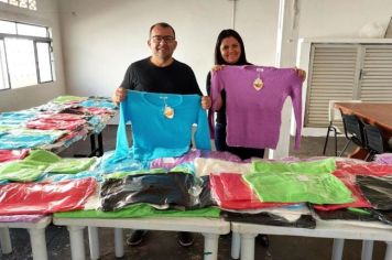 Entrega de roupas e cobertores da Campanha do Agasalho