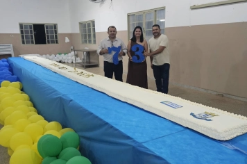 Flora Rica celebra aniversário com bolo de 7 metros