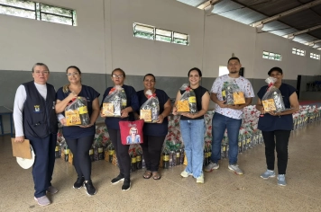 Mais de 600 kits natalinos são entregues às famílias do município