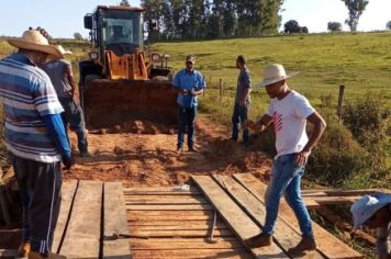 Funcionários da Prefeitura municipal realizam reformas em pontes e estradas danificadas