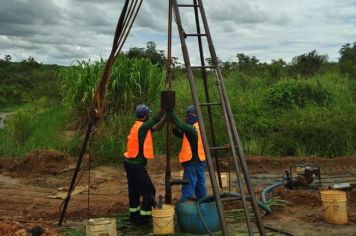 Serviço de sondagem é realizado na estrada Santa Clara, visando a construção da nova ponte no loca