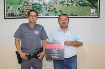 Prefeito recebe livro comemorativo dos 190 anos da Polícia Militar