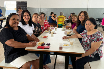 Dia do Idoso: Participantes da hidroginástica e funcional são recepcionados com café da manhã 