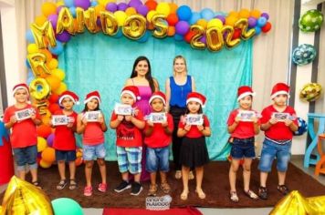 A escola Olga A. L. Emboava realizou a formatura para os alunos do Pré 2