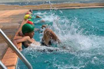 Retornaram as aulas de natação na piscina municipal de Flora Rica