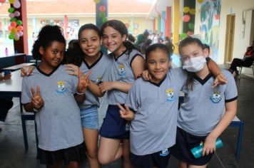 As escolas Armando Lopes Moreno e Olga A. L. Emboava realizaram uma festa em comemoração ao Dia das Crianças