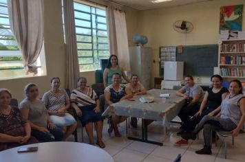A nutricionista responsável técnica do PNAE, Kassia Caroline, realizou uma capacitação e treinamento para as cozinheiras da escola