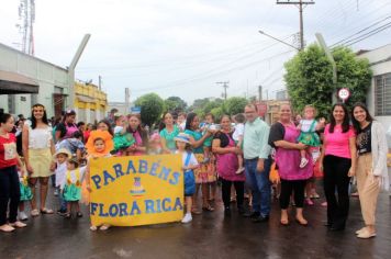 Desfile dos alunos da Escola Infantil Olga A L Emboava em celebração aos 70 anos da cidade