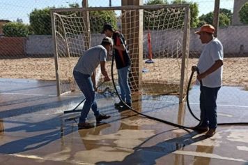 Setor de obras e habitações realizaram a limpeza e manutenção da quadra poliesportiva da escola municipal e dos pontos de ônibus da cidade