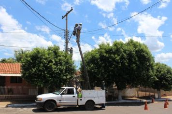 Troca de lâmpadas antigas por novas com tecnologia LED