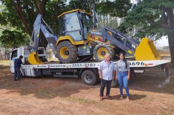 A Prefeita Rosicler recebeu uma nova Retroescavadeira para a frota municipal 