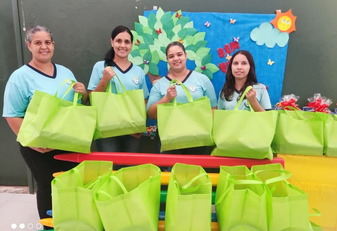 Professoras da Educação Infantil recebem kits com materiais escolares e didáticos