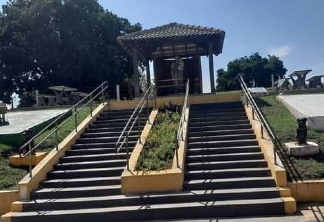 nesta sexta-feira foi instalado corrimões nas escadas da estátua São José 