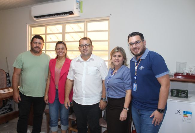 Prefeito recebe representantes do SEBRAE