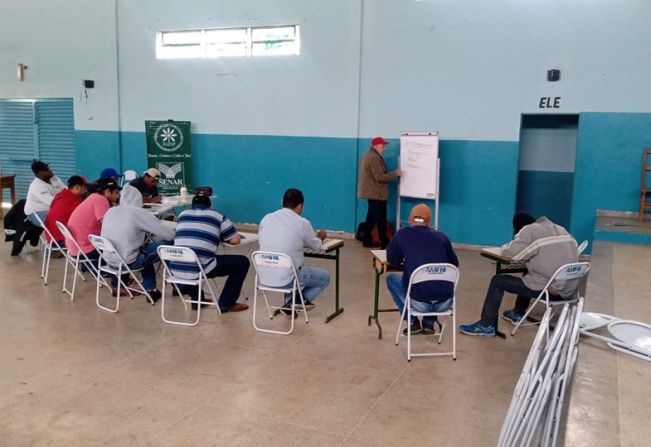 Curso de segurança no uso correto de agrotóxicos forma sua primeira turma em Flora Rica