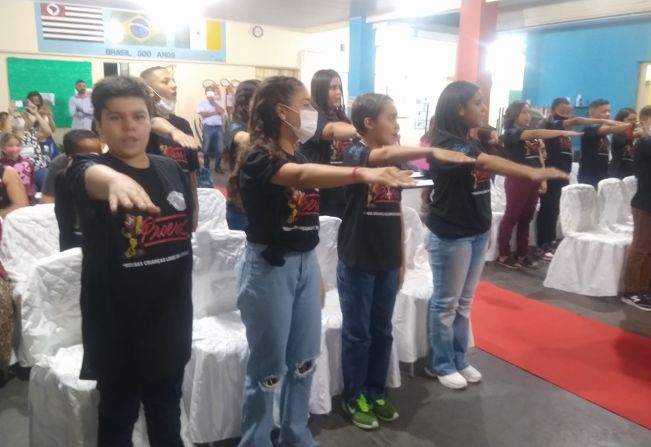 Alunos do 5°ano participam da cerimônia de conclusão do PROERD 