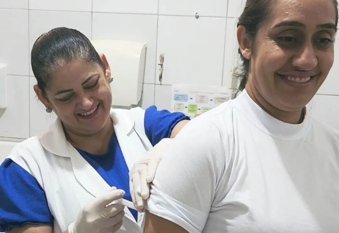 Flora Rica inicia vacinação contra a dengue em profissionais da saúde