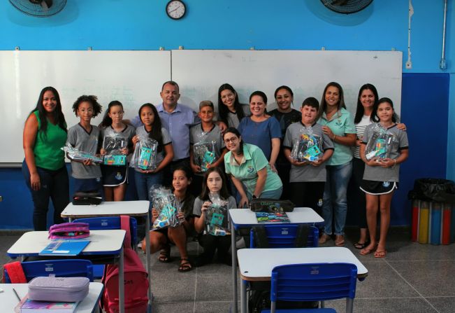 Volta às aulas em Flora Rica: Prefeito Fabinho e Primeira-dama Renata entregam kits escolares aos alunos