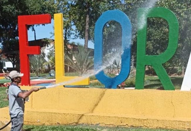 O setor de obras e habitações realizara limpeza e manutenção das passarelas, estatuas e do letreiro Flora Rica na entrada da cidade