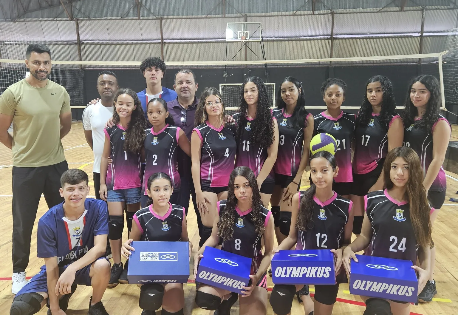  Secretaria Municipal de Esportes entrega novos tênis para atletas do vôlei