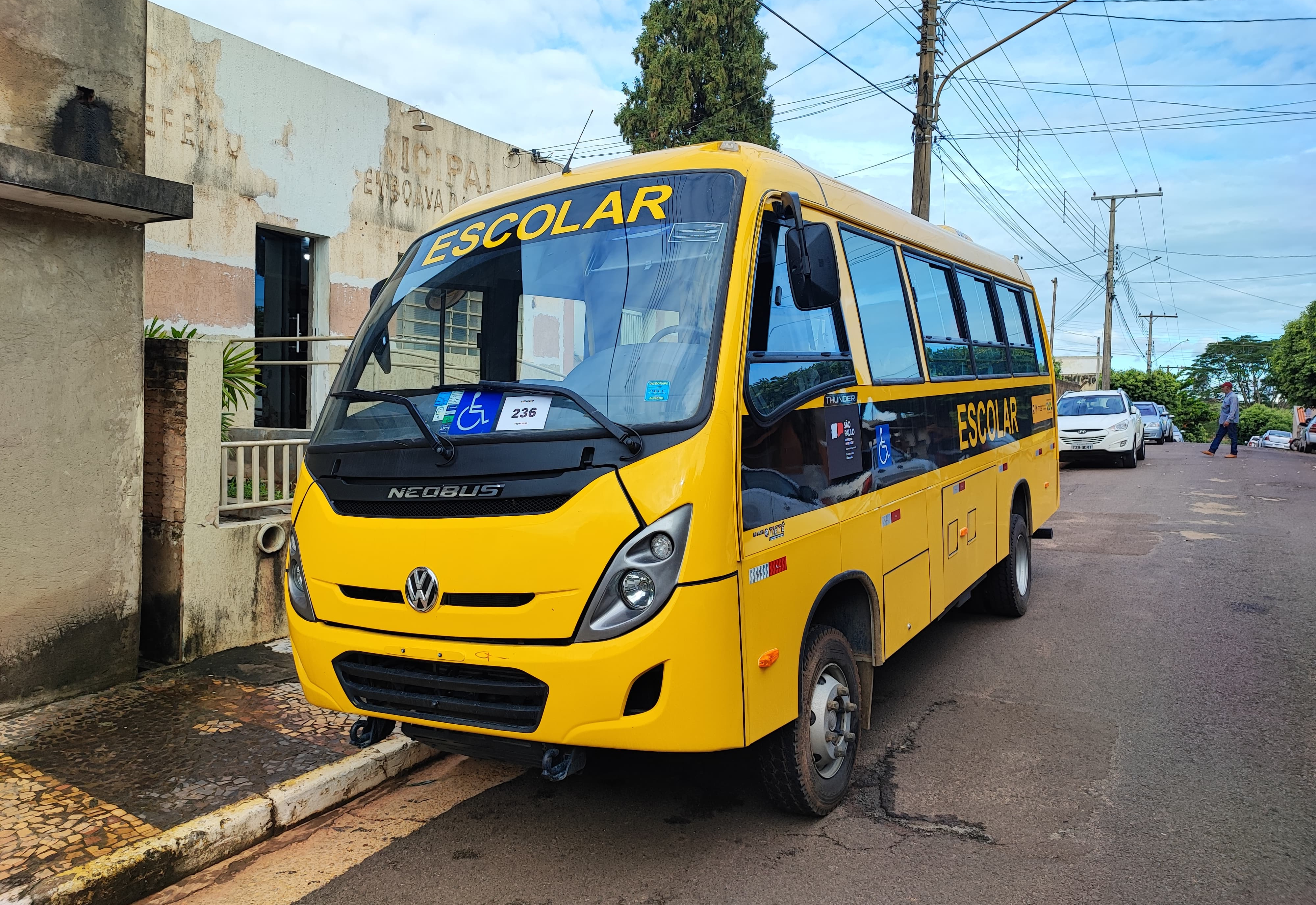 Flora Rica conquista novo ônibus escolar com apoio do Governo do Estado
