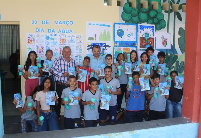 Dia da Água é celebrado no município com palestra e entrega de garrafinhas