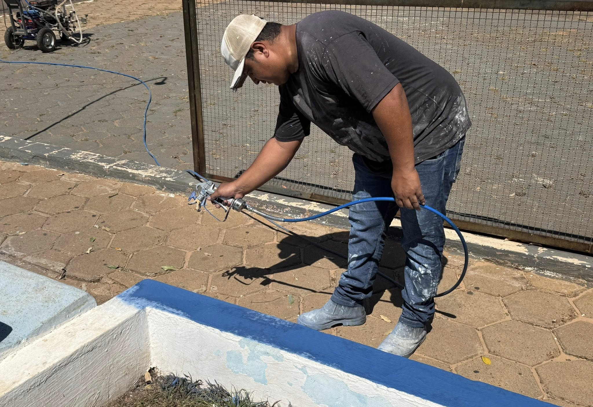 Equipe de Obras realiza manutenção na Praça Matriz