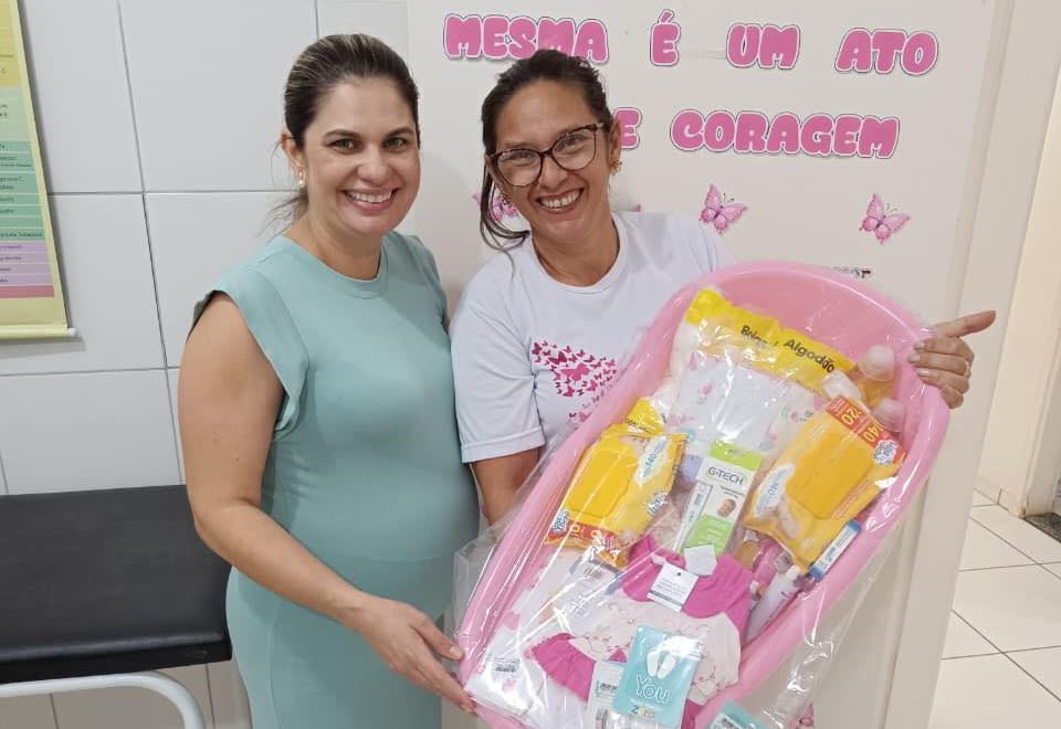 Kit de enxoval é entregue a mais uma gestante no município