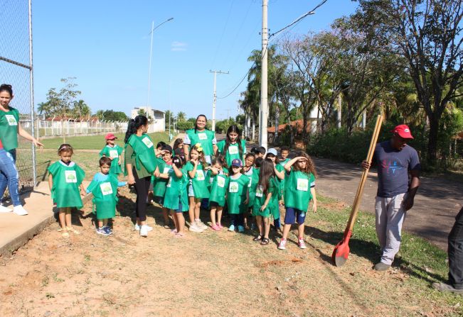 Plantio de árvores, visita à mata ciliar e palestra marcam a Semana do Meio Ambiente