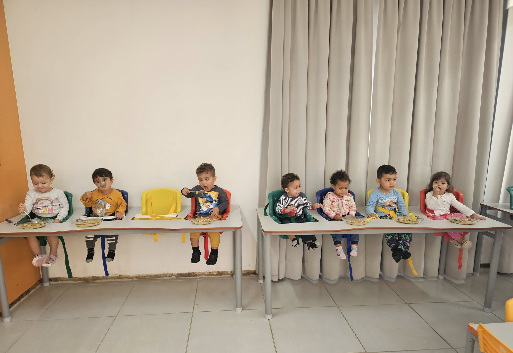 Escola Infantil recebe cadeirões para o berçário