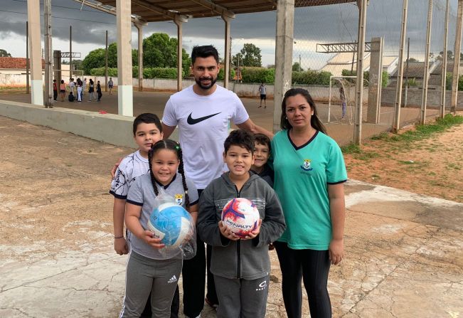  O Secretário de Esportes presenteou a escola  Armando Lopes Moreno com materiais esportivos