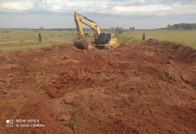 Mais 1500 metros de adequação de estrada rural por meio de recursos próprios