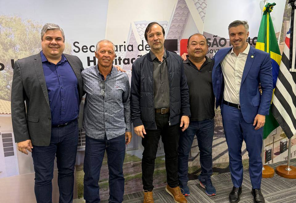 Flora Rica presente em reunião por mais habitação e desenvolvimento urbano