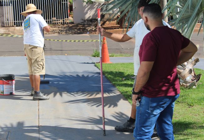 A Equipe de Obras está trabalhando arduamente para melhorar as condições de infraestrutura da cidade.