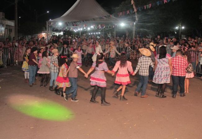 Quadrilhas, comidas típicas e show do Trio Violada marcam a Festa Junina