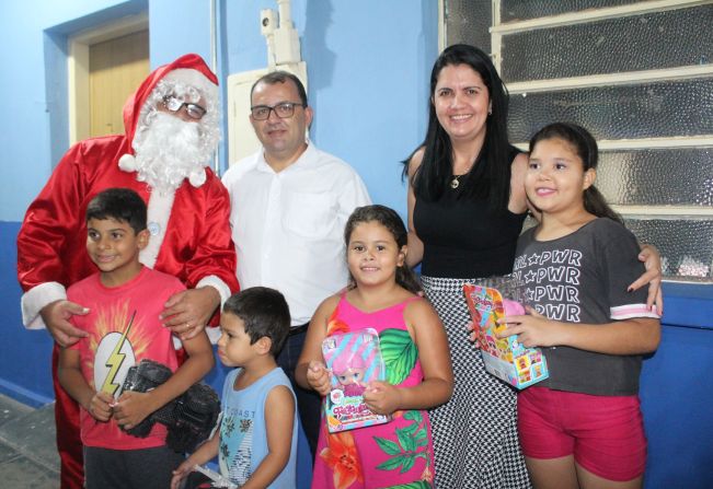 Entrega de presentes aos alunos de Flora Rica