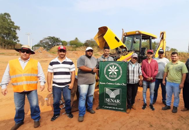 Curso de Operação e Manutenção de Retroescavadeira forma sua primeira turma em Flora Rica