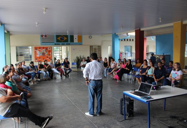 Os funcionários da Educação Municipal participaram de uma palestra com o tema 