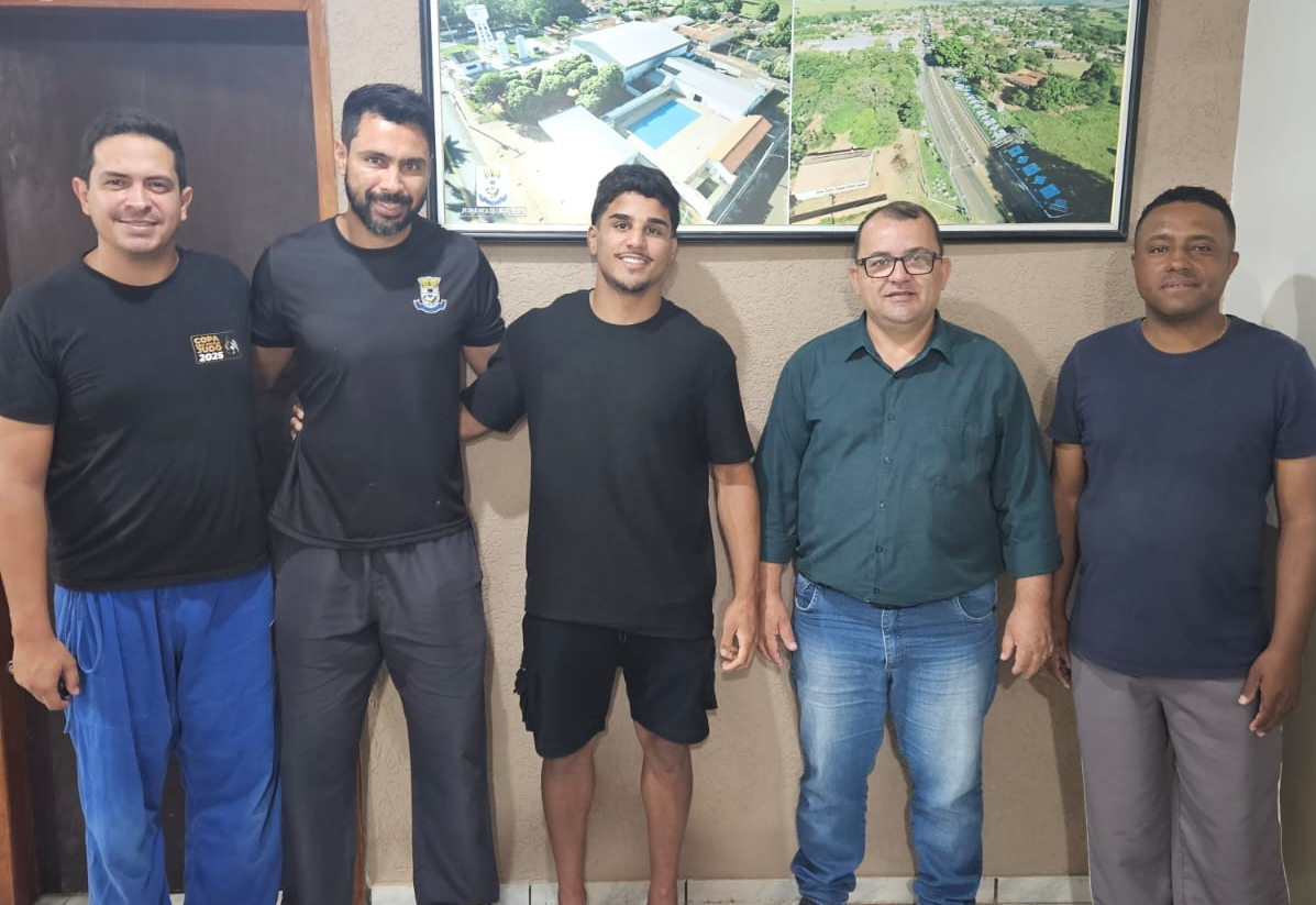 Alunos do judô recebem visita inspiradora de atleta campeão