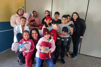 Entrega de cobertores segue beneficiando crianças e jovens atendidos pelo CRAS