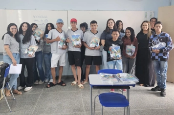 Entrega de materiais escolares na Escola Professor Armando Lopes Moreno