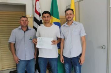 Jovens alistados recebem Certificado de Dispensa Militar em cerimônia solene