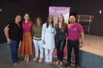 Enfermeira Daniele e técnica de enfermagem Neuza participam de curso de cicatrização de feridas