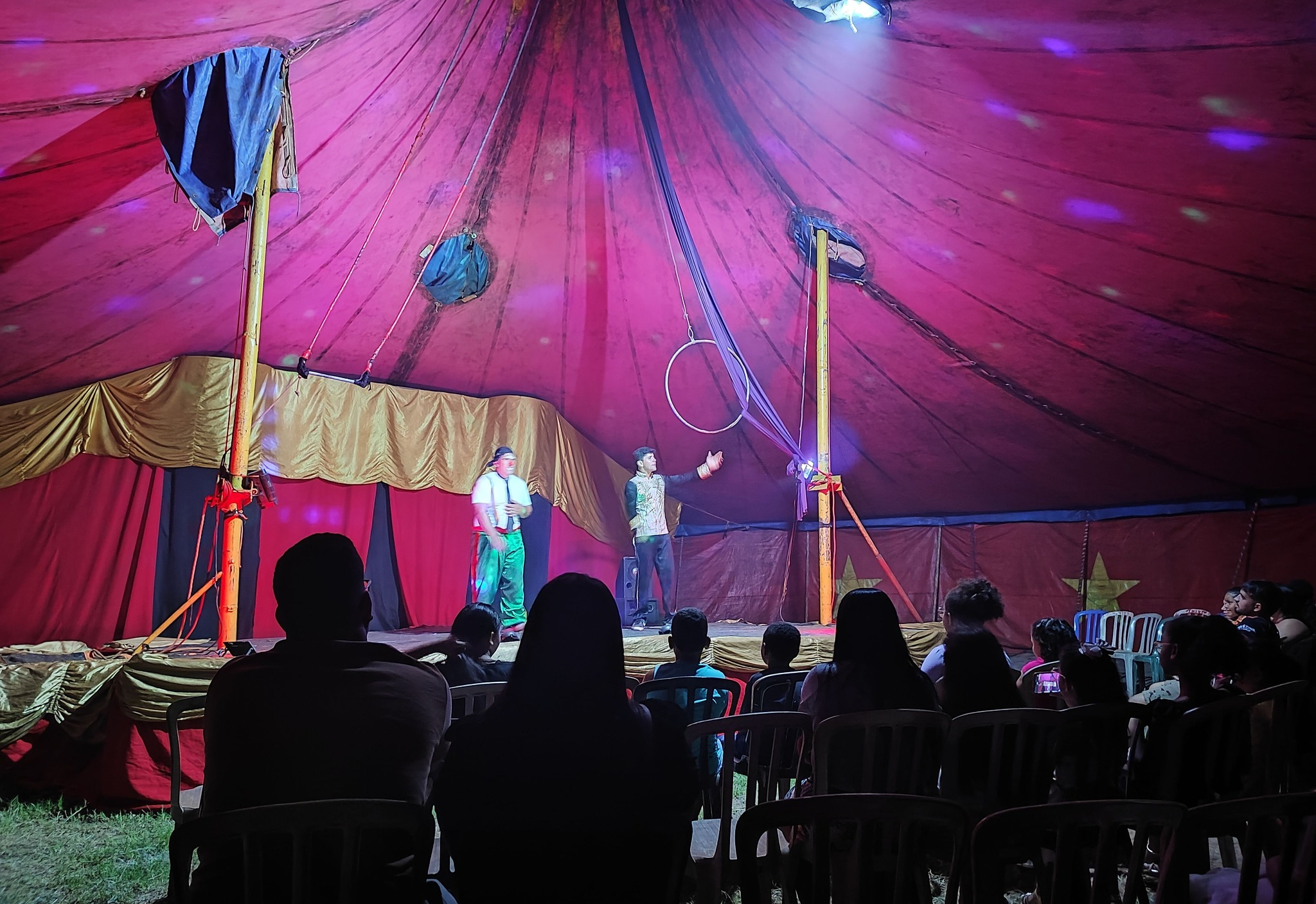 Circo Bob Roni anima Flora Rica e encerra temporada com apresentação gratuita